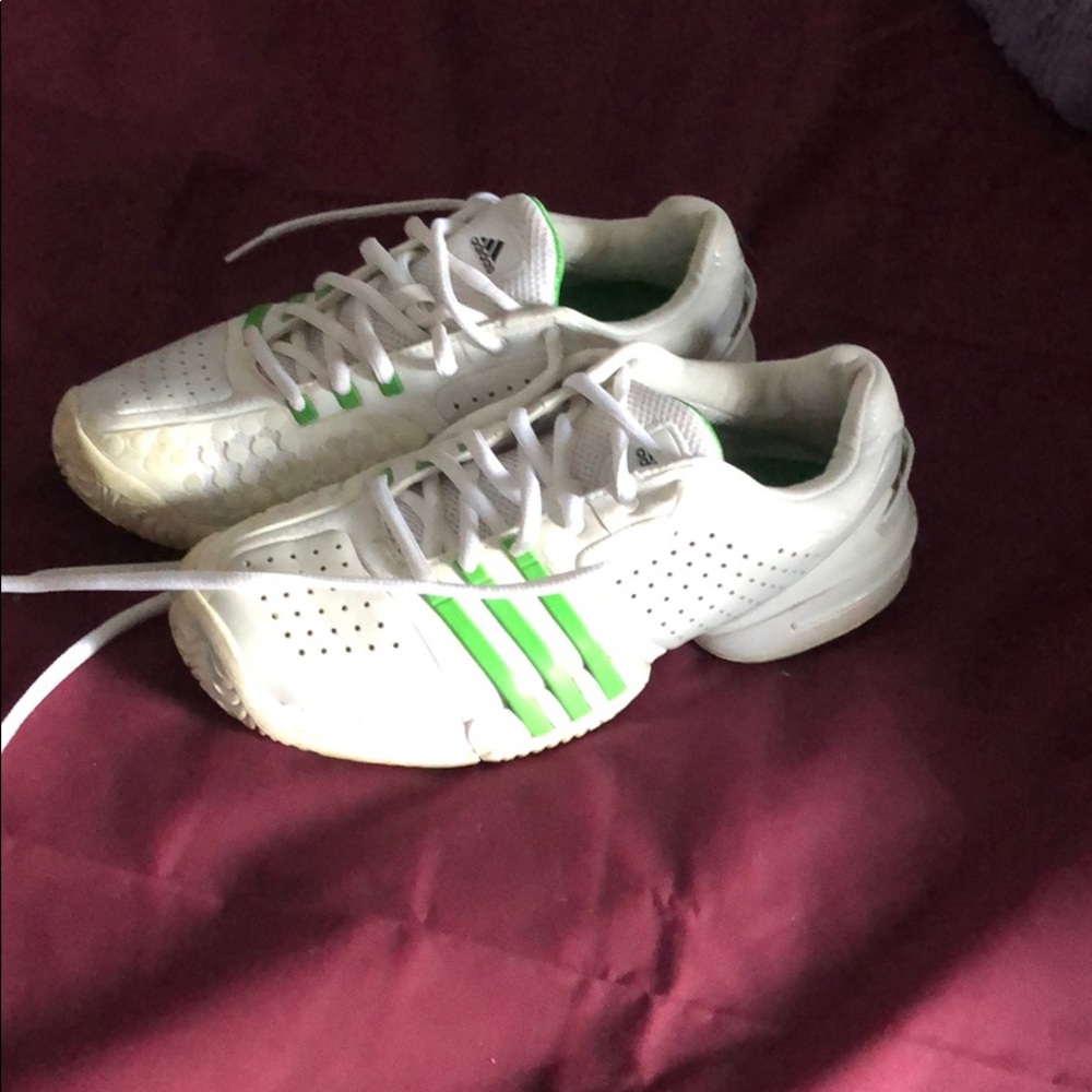 Tennis court shoes